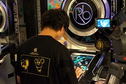 画像ギャラリー No.013のサムネイル画像 / 「KONAMI Arcade Championship 2012」2日目の模様をレポート。“三連覇”や海外勢の活躍に会場はヒートアップ