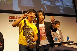 画像ギャラリー No.015のサムネイル画像 / 「KONAMI Arcade Championship 2012」2日目の模様をレポート。“三連覇”や海外勢の活躍に会場はヒートアップ
