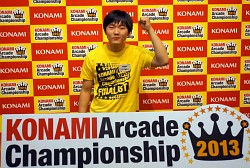 画像ギャラリー No.026のサムネイル画像 / 「KONAMI Arcade Championship 2012」2日目の模様をレポート。“三連覇”や海外勢の活躍に会場はヒートアップ