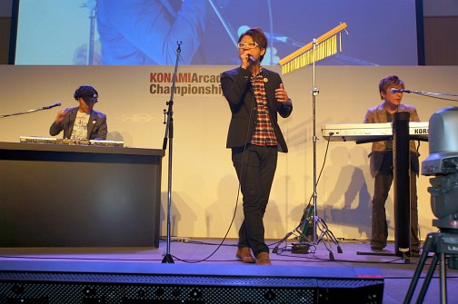 画像ギャラリー No.028のサムネイル画像 / 「KONAMI Arcade Championship 2012」2日目の模様をレポート。“三連覇”や海外勢の活躍に会場はヒートアップ