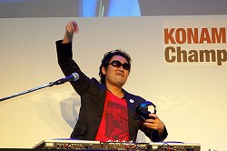画像ギャラリー No.029のサムネイル画像 / 「KONAMI Arcade Championship 2012」2日目の模様をレポート。“三連覇”や海外勢の活躍に会場はヒートアップ