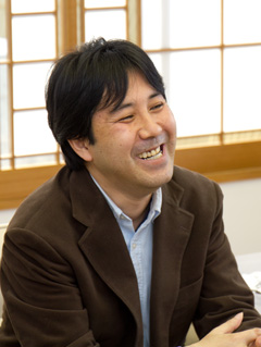 ������#006�Υ���ͥ���/��Winning Post 8�פϡ������˲ä��ƿͤ��ϤΡȱ�ɤ����������꡼��20��ǯ�ν������Ȥʤ�ʥ�Х�󥰥����ȥ뤬�Ǥ���ַ����Υ��ޥ�פˤĤ��ơ��ץ��ǥ塼������ʹ���Ƥߤ�