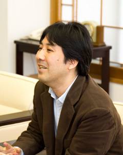 ������#007�Υ���ͥ���/��Winning Post 8�פϡ������˲ä��ƿͤ��ϤΡȱ�ɤ����������꡼��20��ǯ�ν������Ȥʤ�ʥ�Х�󥰥����ȥ뤬�Ǥ���ַ����Υ��ޥ�פˤĤ��ơ��ץ��ǥ塼������ʹ���Ƥߤ�