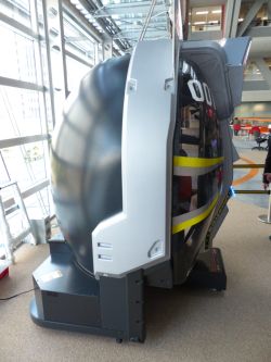 画像ギャラリー No.004のサムネイル画像 / ドーム型筐体の中に大空が広がる,新作アーケードシューティング「マッハストーム」。そのプレイフィールを,開発ディレクターのコメントと共にお届け