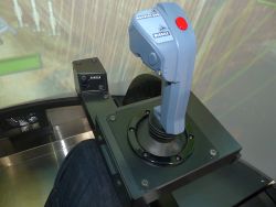 画像ギャラリー No.009のサムネイル画像 / ドーム型筐体の中に大空が広がる,新作アーケードシューティング「マッハストーム」。そのプレイフィールを,開発ディレクターのコメントと共にお届け