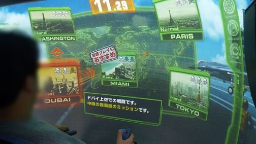 画像ギャラリー No.013のサムネイル画像 / ドーム型筐体の中に大空が広がる,新作アーケードシューティング「マッハストーム」。そのプレイフィールを,開発ディレクターのコメントと共にお届け