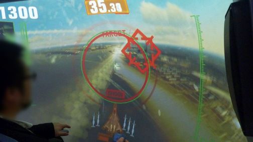 画像ギャラリー No.014のサムネイル画像 / ドーム型筐体の中に大空が広がる,新作アーケードシューティング「マッハストーム」。そのプレイフィールを,開発ディレクターのコメントと共にお届け