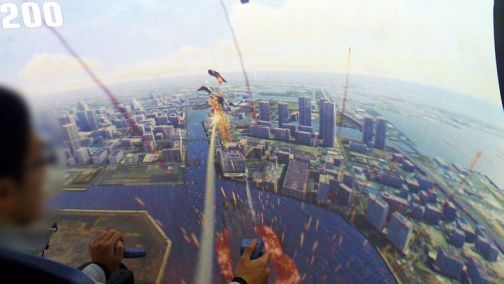 画像ギャラリー No.015のサムネイル画像 / ドーム型筐体の中に大空が広がる,新作アーケードシューティング「マッハストーム」。そのプレイフィールを,開発ディレクターのコメントと共にお届け