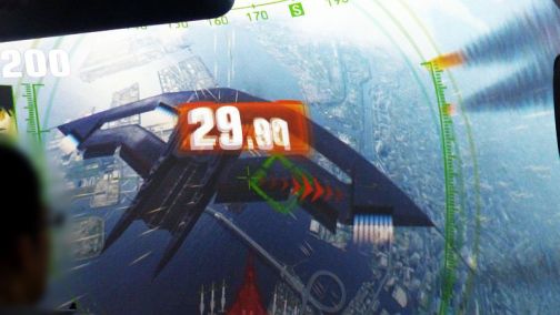 画像ギャラリー No.016のサムネイル画像 / ドーム型筐体の中に大空が広がる,新作アーケードシューティング「マッハストーム」。そのプレイフィールを,開発ディレクターのコメントと共にお届け