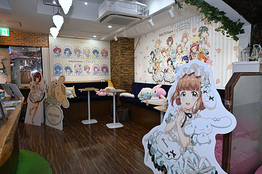 画像ギャラリー No.001のサムネイル画像 / 「Tokyo 7th シスターズ」とサンリオキャラクターズのコラボカフェが開催中。描き下ろしイラストを使用したグッズの販売やパネルの展示も