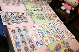 画像ギャラリー No.020のサムネイル画像 / 「Tokyo 7th シスターズ」とサンリオキャラクターズのコラボカフェが開催中。描き下ろしイラストを使用したグッズの販売やパネルの展示も