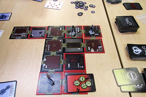 画像集#013のサムネイル/力を合わせて幽霊屋敷の謎を解き明かせ。テーブルトークRPGライクな協力型タイルゲーム「ゴーストハンター13 The Tile Game」