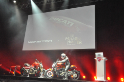 画像集#002のサムネイル/「モンスターハンター」とドゥカティによるコラボバイクが登場。辻本良三プロデューサーや釈 由美子さん,永井 大さんが登壇したイベントをレポート