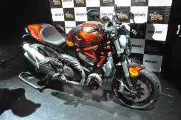 画像集#003のサムネイル/「モンスターハンター」とドゥカティによるコラボバイクが登場。辻本良三プロデューサーや釈 由美子さん,永井 大さんが登壇したイベントをレポート