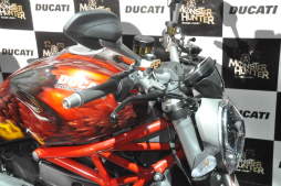 画像集#004のサムネイル/「モンスターハンター」とドゥカティによるコラボバイクが登場。辻本良三プロデューサーや釈 由美子さん,永井 大さんが登壇したイベントをレポート