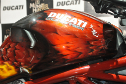 画像集#005のサムネイル/「モンスターハンター」とドゥカティによるコラボバイクが登場。辻本良三プロデューサーや釈 由美子さん,永井 大さんが登壇したイベントをレポート
