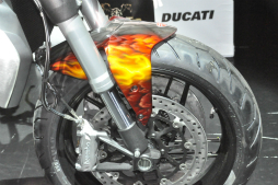 画像集#006のサムネイル/「モンスターハンター」とドゥカティによるコラボバイクが登場。辻本良三プロデューサーや釈 由美子さん,永井 大さんが登壇したイベントをレポート