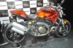 画像集#007のサムネイル/「モンスターハンター」とドゥカティによるコラボバイクが登場。辻本良三プロデューサーや釈 由美子さん,永井 大さんが登壇したイベントをレポート