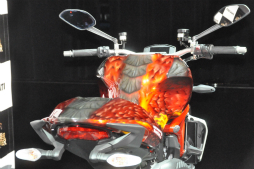 画像集#008のサムネイル/「モンスターハンター」とドゥカティによるコラボバイクが登場。辻本良三プロデューサーや釈 由美子さん,永井 大さんが登壇したイベントをレポート