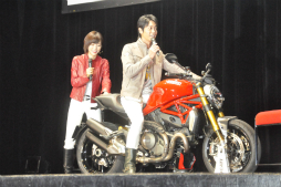 画像集#010のサムネイル/「モンスターハンター」とドゥカティによるコラボバイクが登場。辻本良三プロデューサーや釈 由美子さん,永井 大さんが登壇したイベントをレポート