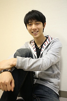 画像集#002のサムネイル/2014年10月11日の発売が決まった「モンスターハンター4G」の広告に,フィギュアスケートの羽生結弦さんが出演