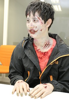 画像集#007のサムネイル/“ゾンビ”を題材にシリアスドラマを展開するガマニアの新作ブラウザゲーム「感染×少女」。ゲームシステムと本作の魅力をゾンビディレクターに聞いた