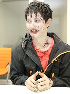 画像集#008のサムネイル/“ゾンビ”を題材にシリアスドラマを展開するガマニアの新作ブラウザゲーム「感染×少女」。ゲームシステムと本作の魅力をゾンビディレクターに聞いた