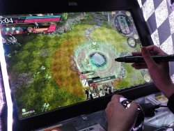 画像ギャラリー No.006のサムネイル画像 / ペンデバイスによる操作が魅力のアーケード用MOBA「WONDERLAND WARS」ロケテストレポート。声優・磯村知美さんへのミニインタビューも