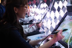 画像ギャラリー No.020のサムネイル画像 / ペンデバイスによる操作が魅力のアーケード用MOBA「WONDERLAND WARS」ロケテストレポート。声優・磯村知美さんへのミニインタビューも