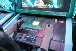 女子高生だって感染者には負けられない Ac版 Left 4 Dead 生存者たち ロケテストレポート 山路プロデューサーへのミニインタビューも