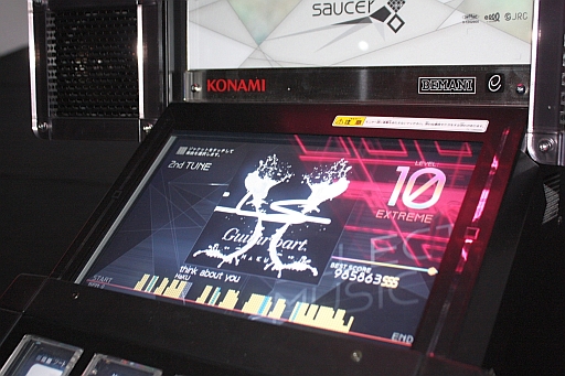 画像ギャラリー No.004のサムネイル画像 / BEMANIシリーズ「jubeat」が登場する,ロックバンド「HaKU」のPV撮影現場をレポート。メンバーやプロデューサーのインタビューも掲載