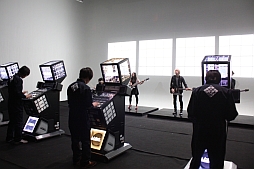 画像ギャラリー No.007のサムネイル画像 / BEMANIシリーズ「jubeat」が登場する,ロックバンド「HaKU」のPV撮影現場をレポート。メンバーやプロデューサーのインタビューも掲載