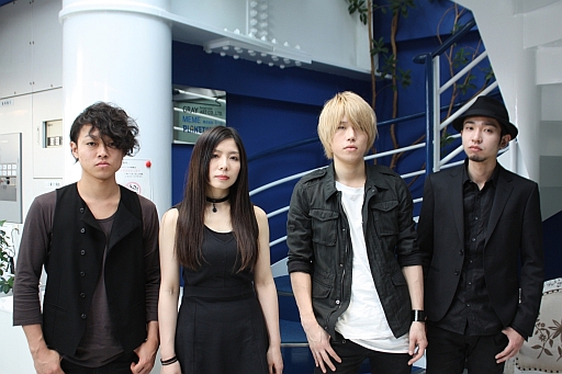 画像ギャラリー No.009のサムネイル画像 / BEMANIシリーズ「jubeat」が登場する,ロックバンド「HaKU」のPV撮影現場をレポート。メンバーやプロデューサーのインタビューも掲載