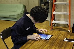 画像ギャラリー No.011のサムネイル画像 / BEMANIシリーズ「jubeat」が登場する,ロックバンド「HaKU」のPV撮影現場をレポート。メンバーやプロデューサーのインタビューも掲載