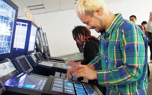 画像ギャラリー No.010のサムネイル画像 / 「jubeat」&「REFLEC BEAT」で“アイネクライネ”が人気沸騰中の→Pia-no-jaC←にインタビュー。ニューアルバムと音楽ゲームへの想いとは