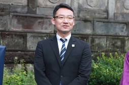 画像ギャラリー No.003のサムネイル画像 / 「アイドルマスター SideM」の“ワケミニ”キャラが電柱を可愛くラッピング! 「理由(ワケ)あって、門前仲町!」の見どころをレポート