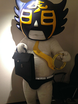 画像集#001のサムネイル/「WORLD WAR TITAN」,ご当地キャラ・カモ虎課長が開発陣と勝負