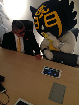 画像集#002のサムネイル/「WORLD WAR TITAN」,ご当地キャラ・カモ虎課長が開発陣と勝負