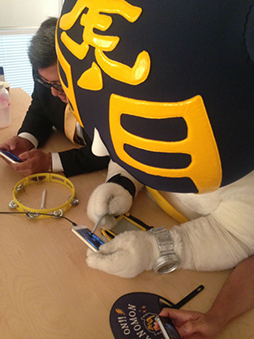 画像集#003のサムネイル/「WORLD WAR TITAN」,ご当地キャラ・カモ虎課長が開発陣と勝負