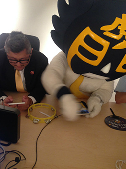 画像集#004のサムネイル/「WORLD WAR TITAN」,ご当地キャラ・カモ虎課長が開発陣と勝負