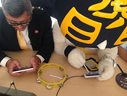 画像集#005のサムネイル/「WORLD WAR TITAN」,ご当地キャラ・カモ虎課長が開発陣と勝負