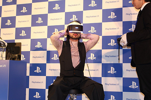 画像ギャラリー No.004のサムネイル画像 / PlayStation VRの発売記念イベントをレポート。PS VRアンバサダーの山田孝之さんに,SIEJA盛田プレジデントからのサプライズが