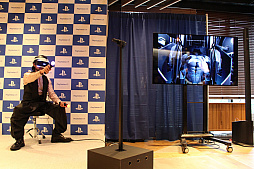 画像ギャラリー No.005のサムネイル画像 / PlayStation VRの発売記念イベントをレポート。PS VRアンバサダーの山田孝之さんに,SIEJA盛田プレジデントからのサプライズが