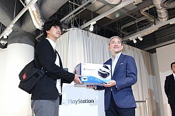 画像ギャラリー No.009のサムネイル画像 / PlayStation VRの発売記念イベントをレポート。PS VRアンバサダーの山田孝之さんに,SIEJA盛田プレジデントからのサプライズが