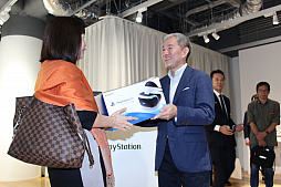 画像ギャラリー No.010のサムネイル画像 / PlayStation VRの発売記念イベントをレポート。PS VRアンバサダーの山田孝之さんに,SIEJA盛田プレジデントからのサプライズが
