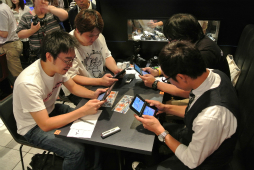 画像集#028のサムネイル/「ガイストクラッシャーゴッド」の発売記念イベント「メディア対抗!!ゴッドクラッシュ作戦!!」が開催。リニューアルされたコラボメニューも試食してきた