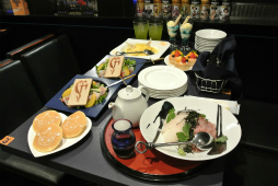 画像集#031のサムネイル/「ガイストクラッシャーゴッド」の発売記念イベント「メディア対抗!!ゴッドクラッシュ作戦!!」が開催。リニューアルされたコラボメニューも試食してきた