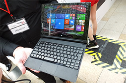 画像集#004のサムネイル/折りたたみ式スタンド付きタブレット「YOGA Tablet 2」発表。ほぼ同一スペックでWindows 8.1モデルとAndroid 4.4モデルを用意