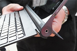 画像集#005のサムネイル/折りたたみ式スタンド付きタブレット「YOGA Tablet 2」発表。ほぼ同一スペックでWindows 8.1モデルとAndroid 4.4モデルを用意