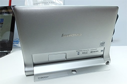 画像集#011のサムネイル/折りたたみ式スタンド付きタブレット「YOGA Tablet 2」発表。ほぼ同一スペックでWindows 8.1モデルとAndroid 4.4モデルを用意